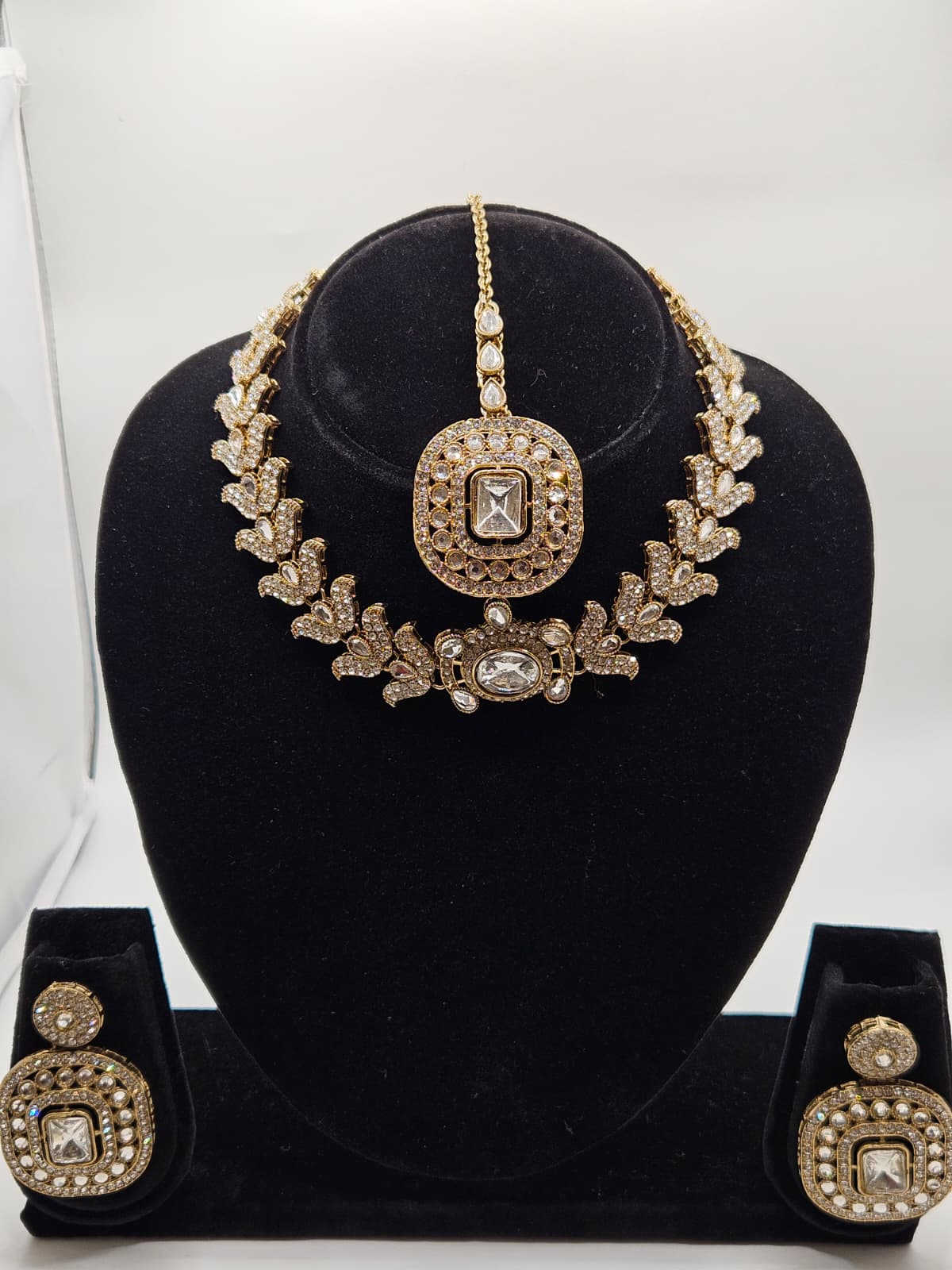 Elegant Kundan Necklace Set with Earrings & Maang Tikka