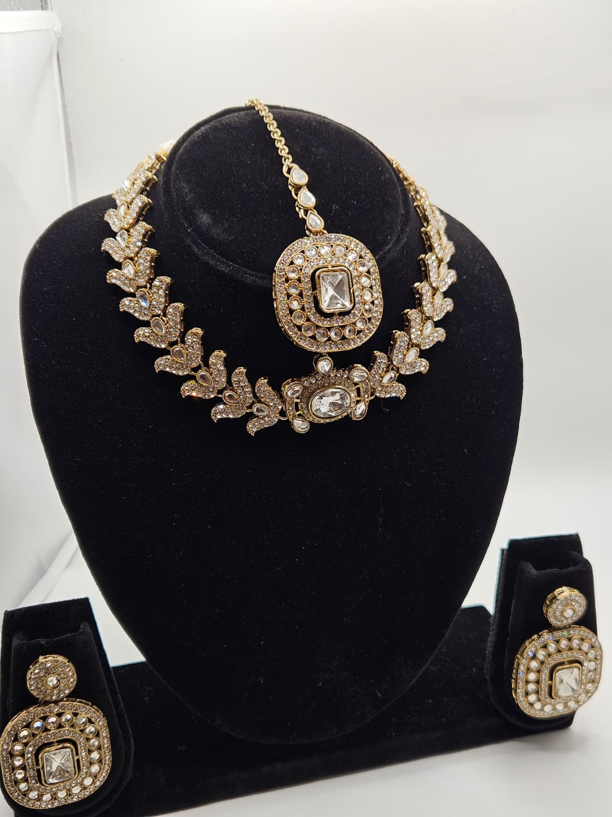 Elegant Kundan Necklace Set with Earrings & Maang Tikka