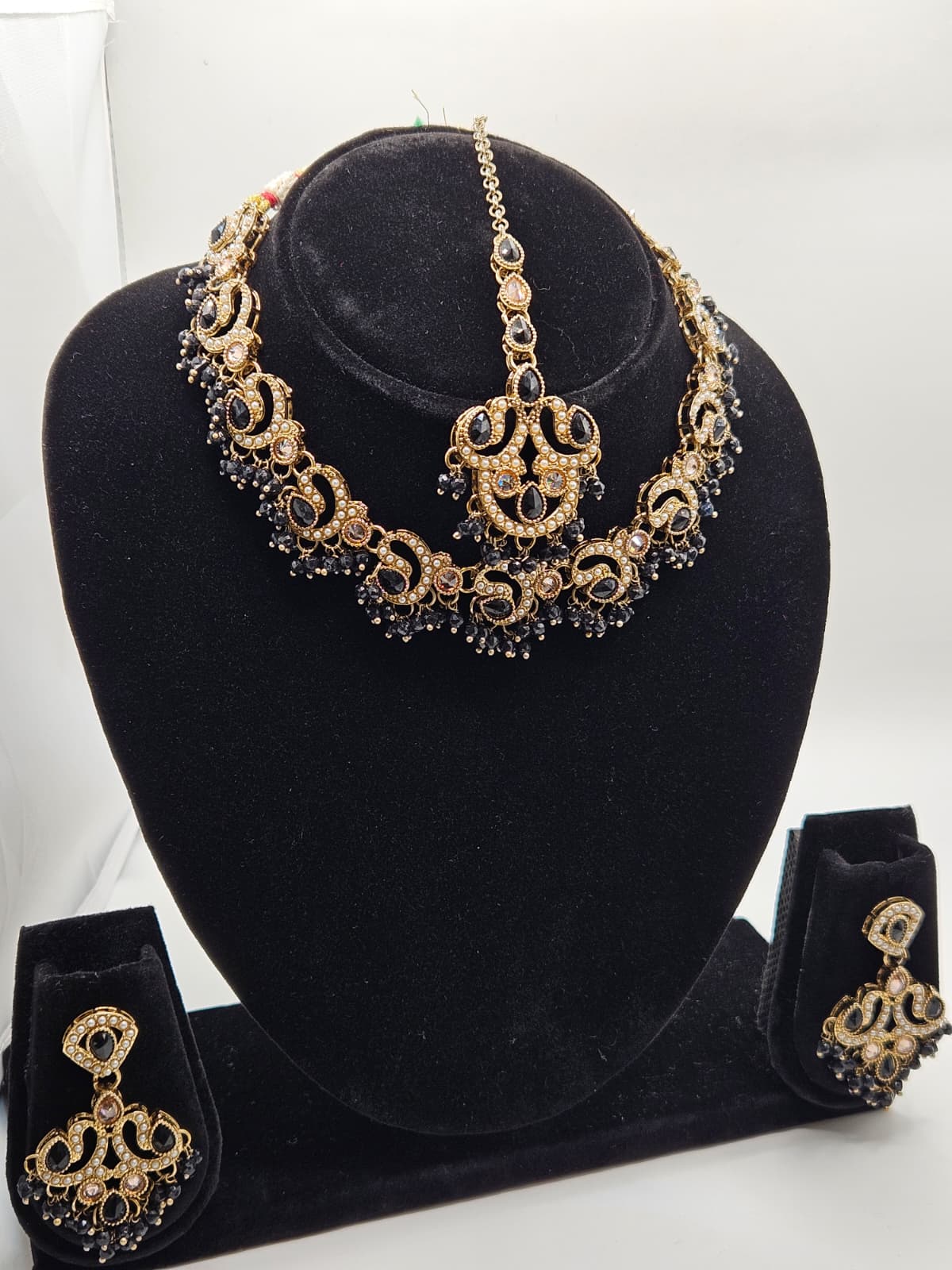 Black & Gold Kundan Necklace Set with Earrings & Maang Tikka